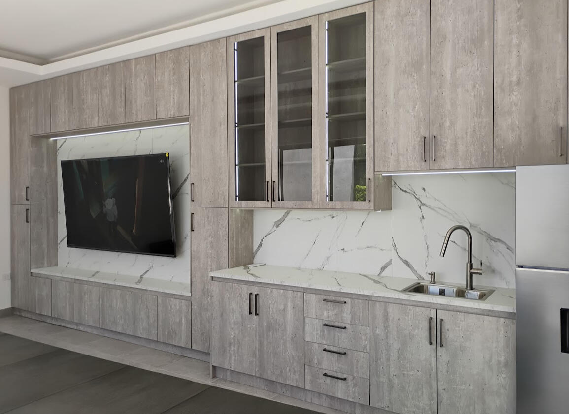 “En Kitchen Closets diseñamos y fabricamos cocinas y closets modernos en Hermosillo, con MDF de alta calidad y herrajes europeos. Nuestro enfoque es minimalista y funcional. Contáctanos para un diseño personalizado.”
